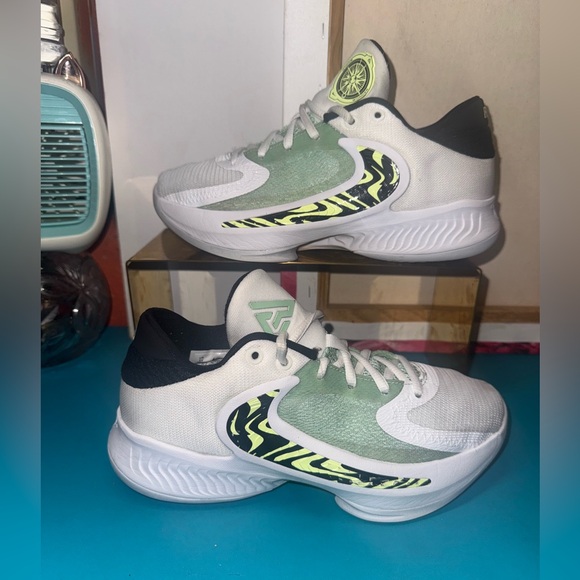 Nike Zoom Freak 4 Basketball Sneakers, Youth Big boy size 5y - Picture 1 of 8